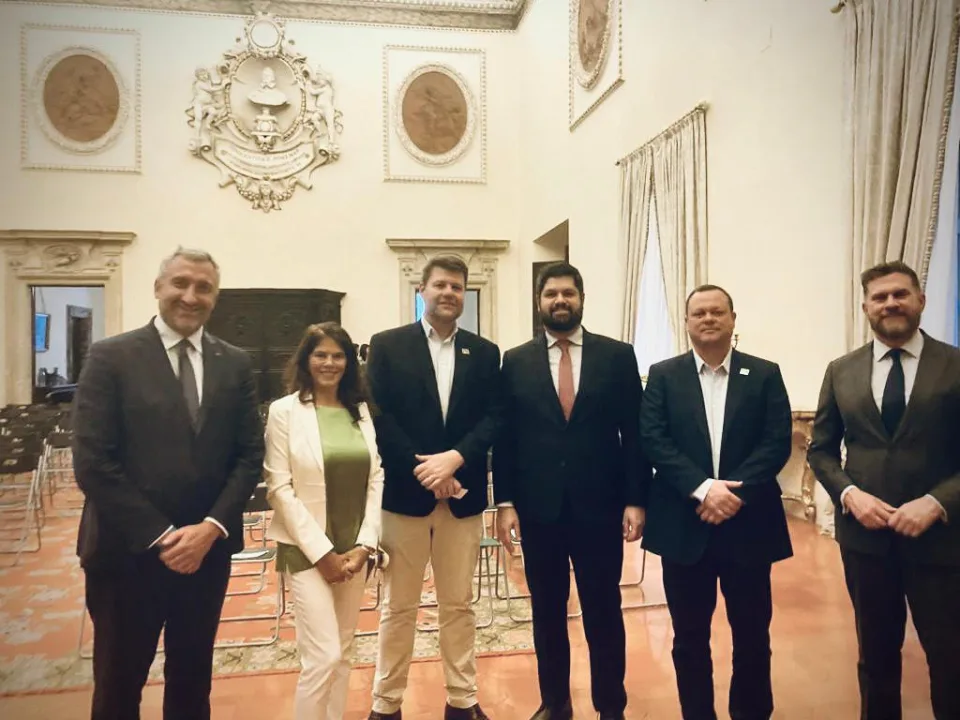 O secretario de Estado de Turismo Gustavo Tutuca e o subsecretario de Grande Eventos Marclo Monfort com representantes da Ita Airways Ascom Setur RJ