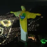 cristo redentor iluminado com a marca brasil com s foto embratur divulgacao