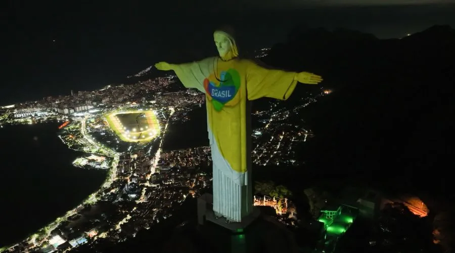 cristo redentor iluminado com a marca brasil com s foto embratur divulgacao jpg