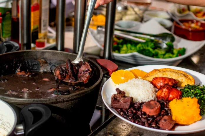 Feijoada Rede Windsor 696x464 1 jpg