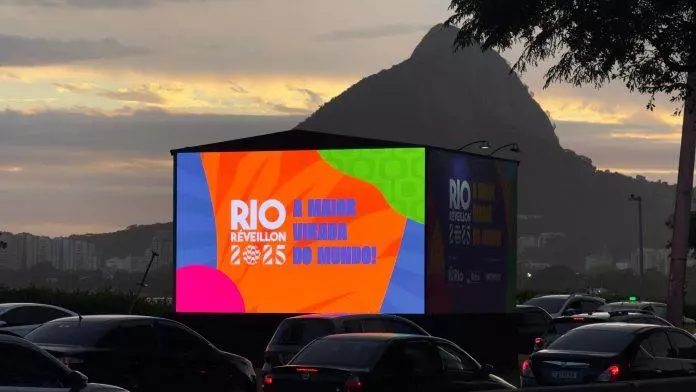 Cubo de Led Rio Reveillon scaled 696x392 1